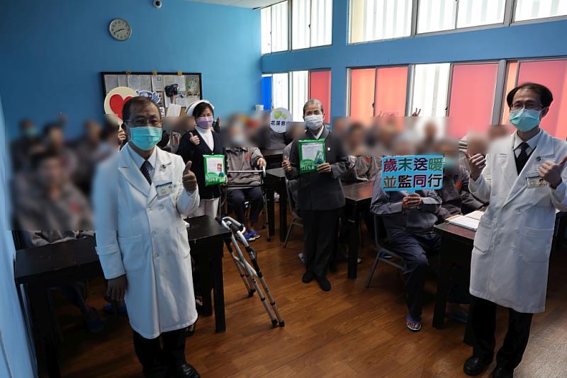 花蓮慈濟醫院副院長吳彬安帶領醫護志工團隊為花蓮監獄的同學們送上保暖衣物。