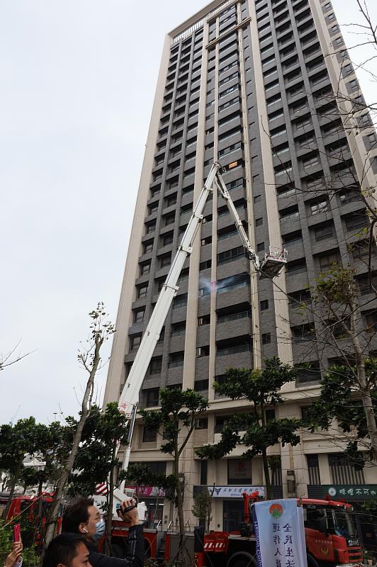 雲梯車順利將高樓受困民眾救下-1