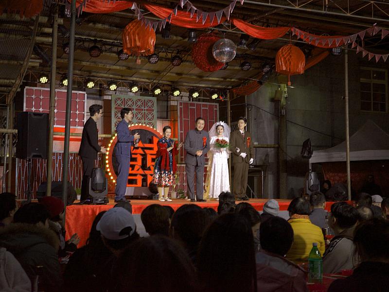 圖一.《一村喜事》舞台劇演出，圖中為演員呂紹齊、段彥希、羅美玲、湯志偉、那祈、杜偉誠(由左至右)