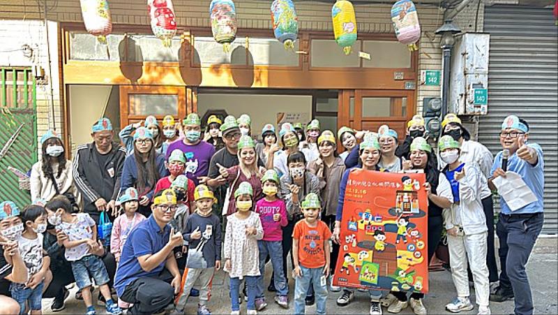南臺科大USR舉辦神農街快閃遊戲闖關活動與幼兒同樂大合影。