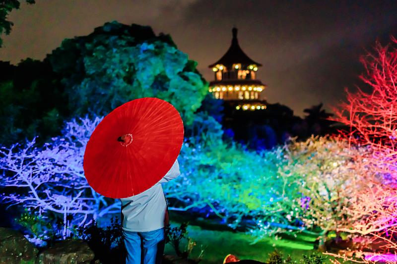 活動期間的每日下午4時30分至晚間8時30分 天元宮園區開放賞夜櫻活動，透過光影投射出光雕效果，印襯在櫻花樹上，極富意境。(圖為112年資料照片)