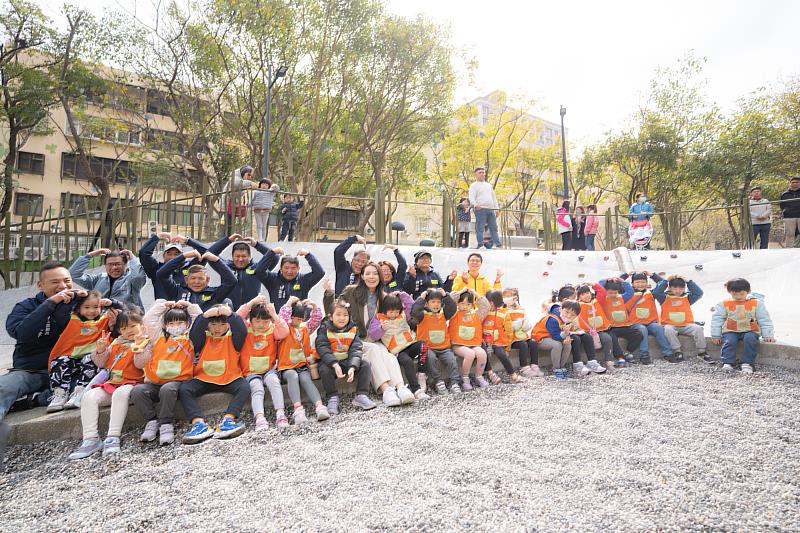 新竹市長高虹安和現場幼兒園小朋友同樂、合照