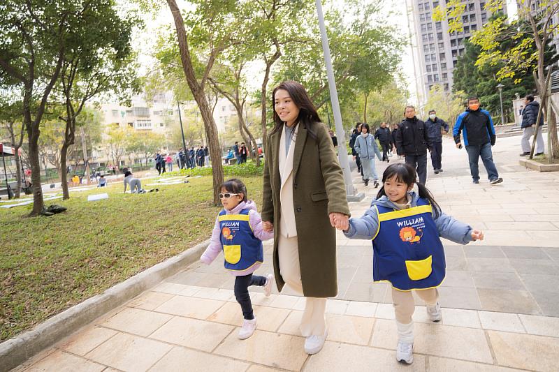 新竹市長高虹安和現場幼兒園小朋友同樂、合照