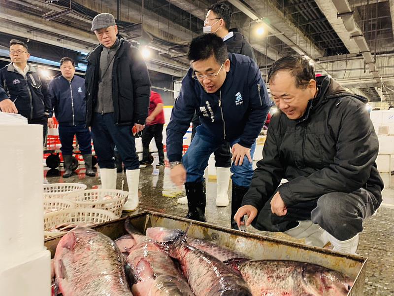 漁業署張致盛署長率漁業署同仁前往臺北漁產運銷股份有限公司視察魚市場年節前魚貨交易狀況