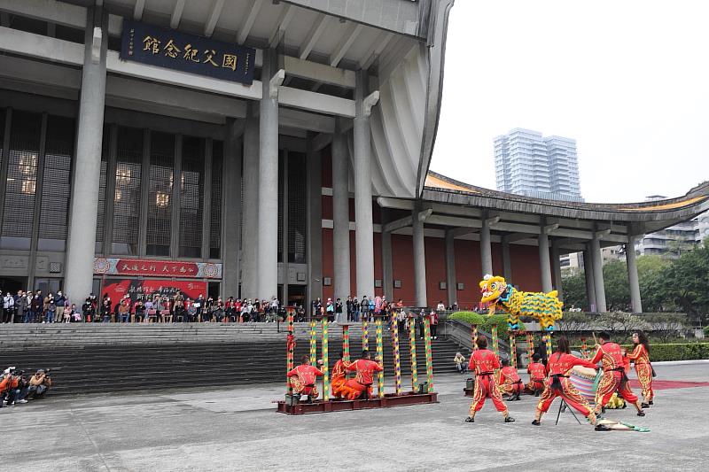 特邀基隆長興呂師父龍獅團，帶來精彩熱鬧的龍獅鼓藝表演，為本次活動揭開序幕。