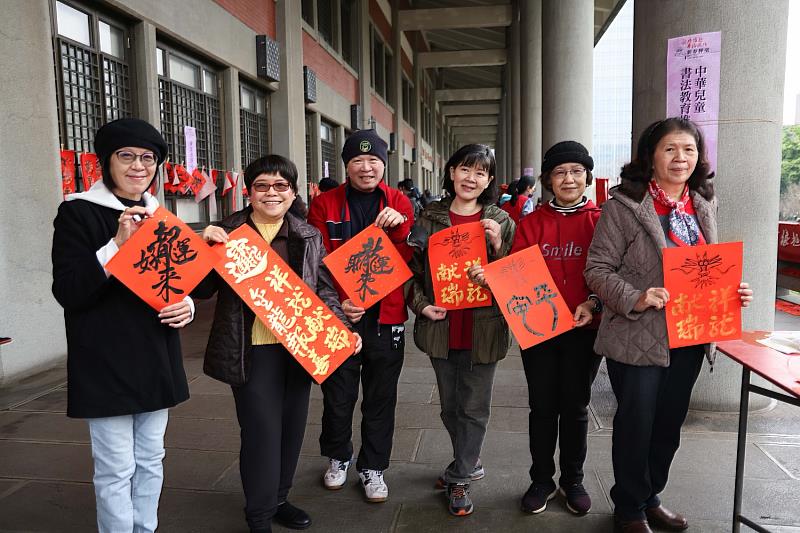 邀請30個書法團體設攤，現場揮毫分贈民眾。