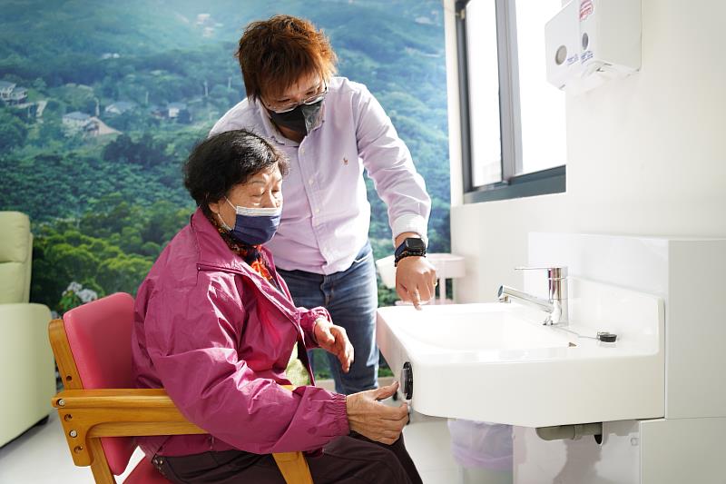 官網-新埔勇氣日照中心設置升降洗手台，讓長輩依身體狀況調整，使用時更舒適。