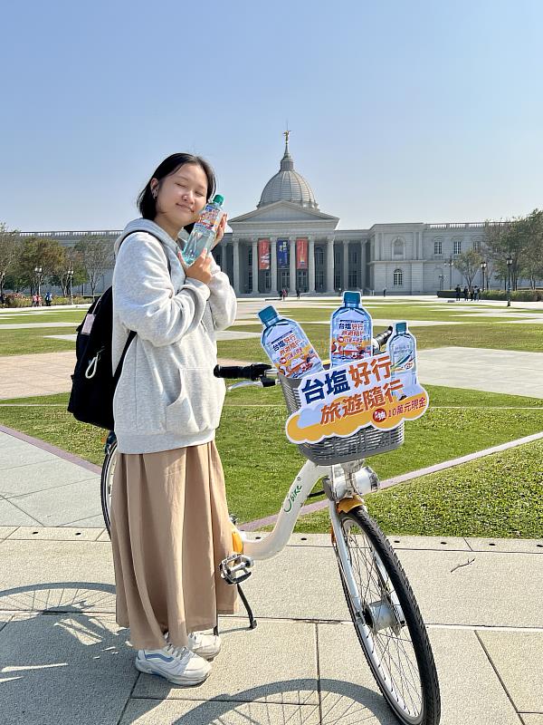 旅途中，別忘攜帶台塩海洋鹼性離子水，隨時補充水份，滿足旅行元氣。