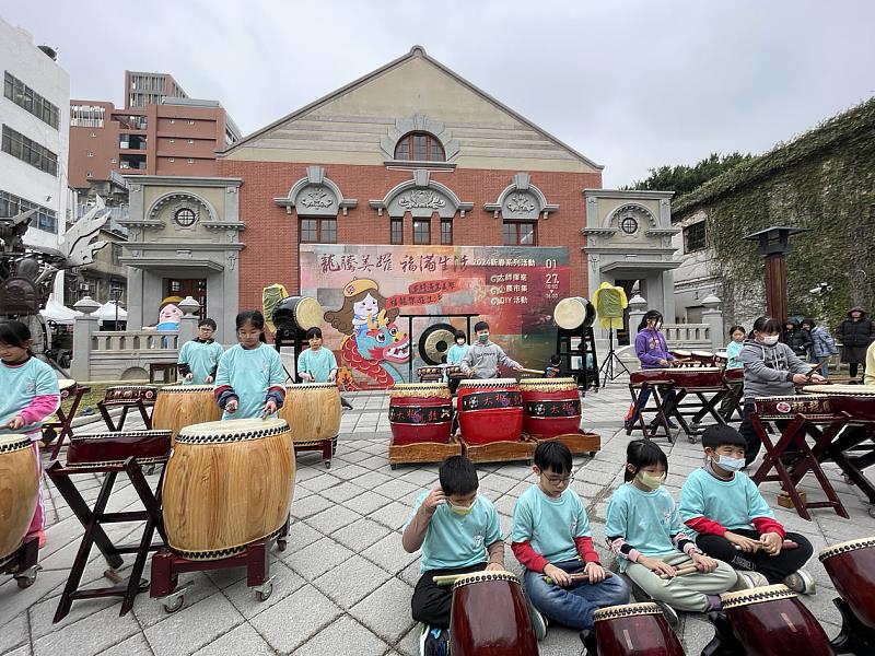 新竹縣新豐鄉福龍國小擂鼓隊以「客家雷霆花鼓」響震雲霄