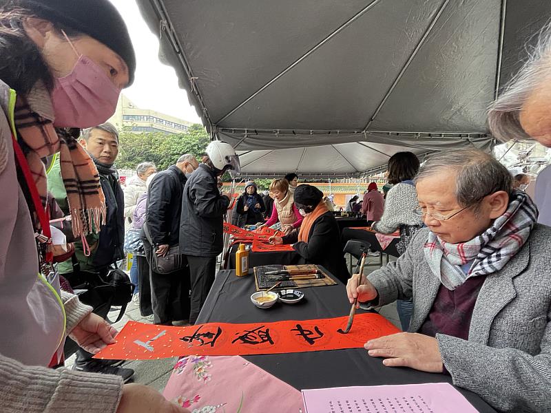 書法家賴煥琳及其他書法家共同書寫春聯墨寶