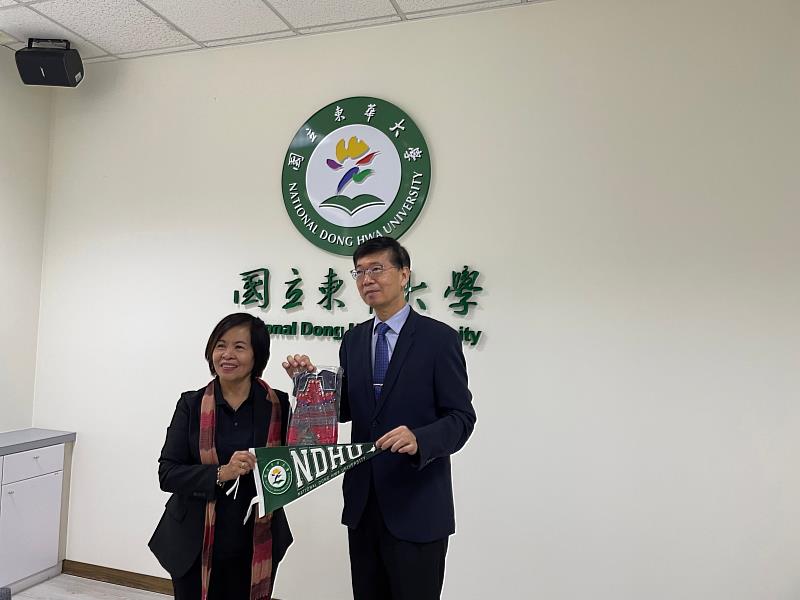 菲律賓大學碧瑤分校來訪Corazon L. Abansi校長及朱景鵬副校長互贈紀念品。