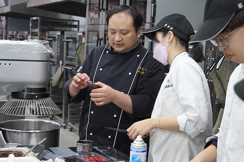 大葉大學烘焙學程蔡振彰老師(左)指導學生製作巧克力工藝