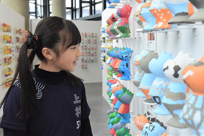 北臺灣43所國中小學校的學子們,以215種色彩呈現北臺灣自然風景、建築古蹟、族群特色、地方產業等的文化觀察。