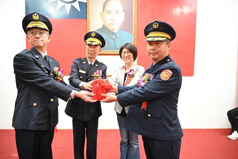 臺東縣警察局29日辦理新任督察長等官警聯合交接布達典禮 饒縣長期勉共同守護臺東治安交通