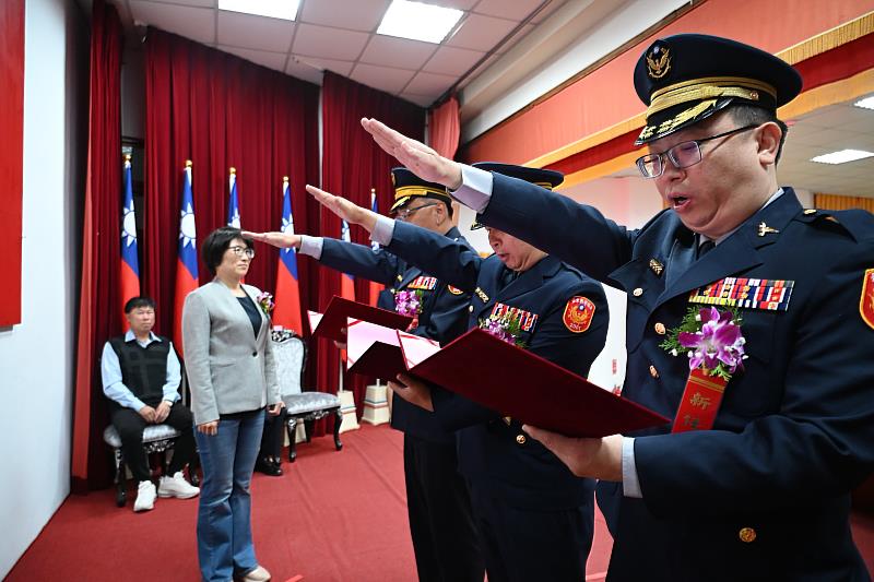 臺東縣警察局29日辦理新任督察長等官警聯合交接布達典禮 饒縣長期勉共同守護臺東治安交通