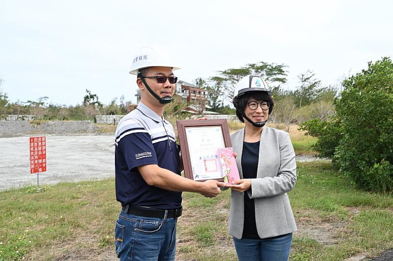 臺東森林公園工程遇黑面琵鷺造訪 饒慶鈴頒發全國首筆生態檢核通報獎勵金