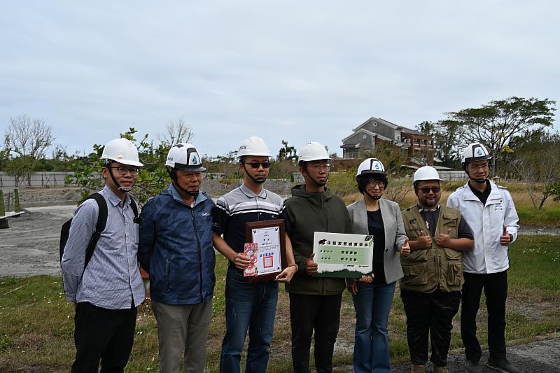 臺東森林公園工程遇黑面琵鷺造訪 饒慶鈴頒發全國首筆生態檢核通報獎勵金