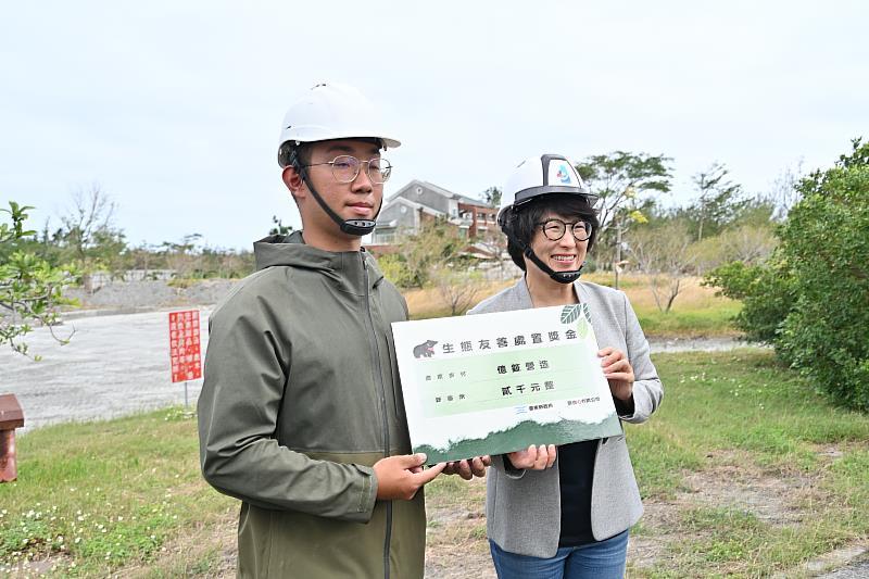 臺東森林公園工程遇黑面琵鷺造訪 饒慶鈴頒發全國首筆生態檢核通報獎勵金