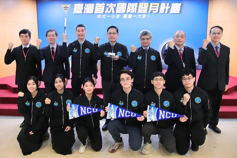 台灣首次國際登月計畫，中大自主研發的「深太空輻射探測儀」最快今年第四季發射升空， 中大科學團隊手持 NCU 三角旗，象徵旗開得勝！