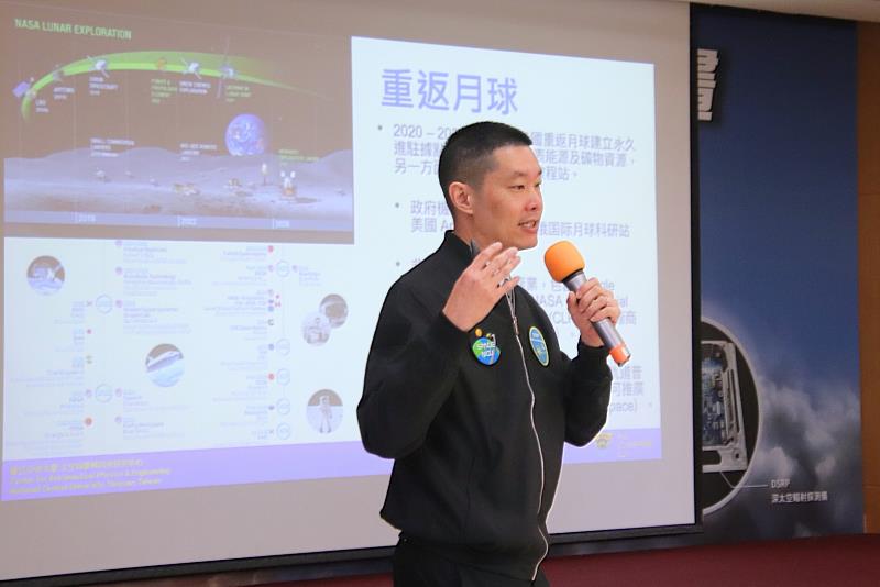 中央大學太空科學與工程學系主任張起維表示，近幾年世界各國也積極展開「重返月球」任務，台灣科學團隊也不落人後。