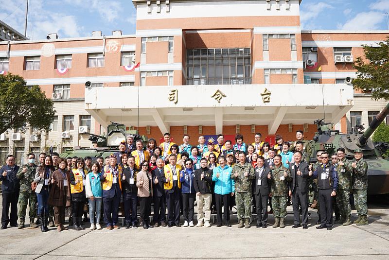 新竹縣長楊文科(第一排右六)今天前往敬軍，預祝國軍新春快樂。