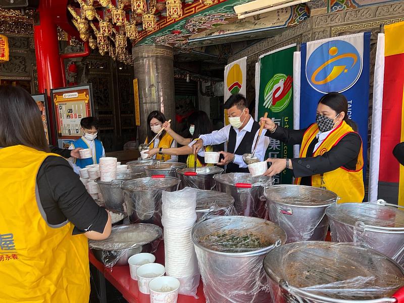 永慶加盟四品牌屏東經管會夥伴協助將豐盛飯湯裝碗，共計發出350碗。(永慶房產集團提供)