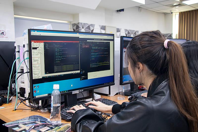 世新大學舉辦生成式AI營隊，高中生學員讓AI寫程式。（世新大學提供）