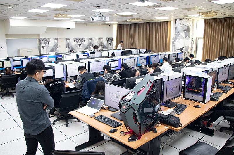 世新大學的高算力電腦設備助力學生學習。（世新大學提供）