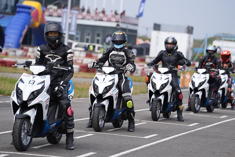 白牌競速之王RCS Moto承接KYMCO Racing系列的運動性與操駕感，擁有為賽道而生的強大DNA，助年輕賽車手勇於面對每個極限挑戰。