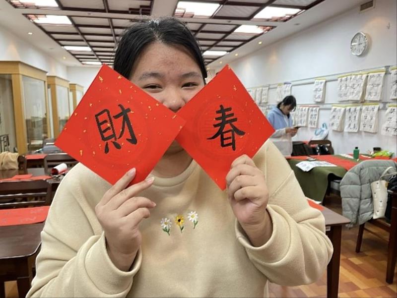 中語系陳卉姍說這是她有史以來寫最好的字，忍不住拍照留念