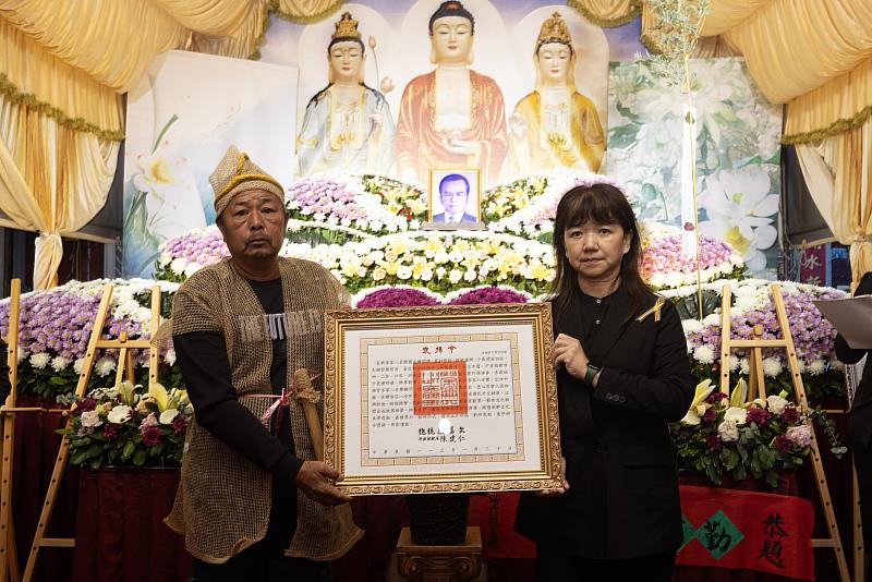 文化部政務次長李靜慧（右）代表頒贈總統褒揚令，由鍾雲輝之子鍾貴榮代表受贈。