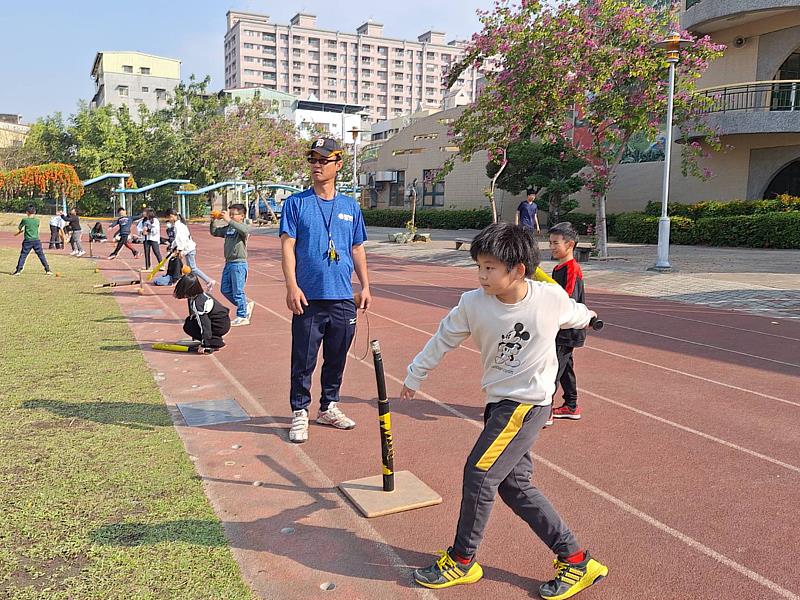 大葉大學楊世達老師指導文華國小學童練習打擊