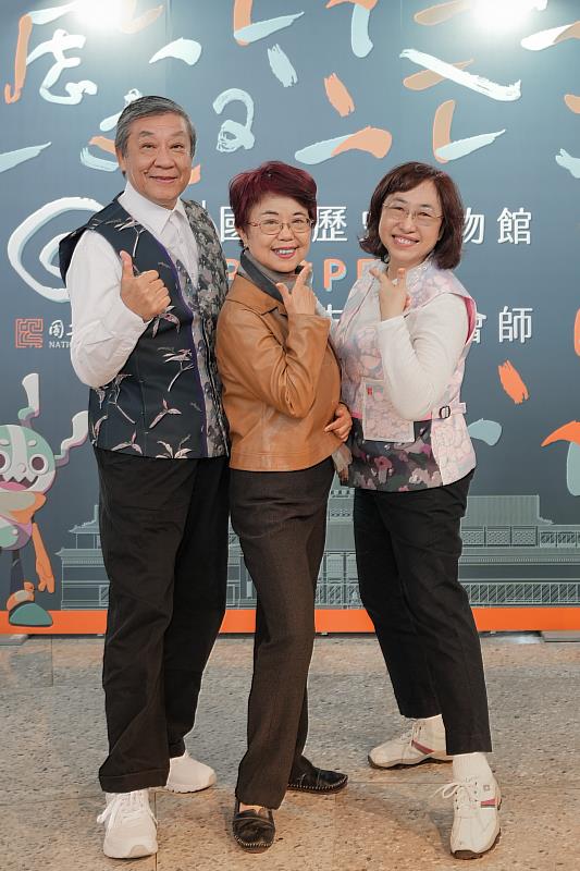 國立歷史博物館志工會長劉兆淬（右）和副會長吳瑞龍（左）穿著男女2款涵納館藏及館徽特色的紋樣背心，與王長華館長（中）合影。