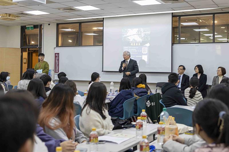 世新大學校長陳清河勉勵財金營學員，透過實際體驗深入了解財務金融領域。（世新大學提供）