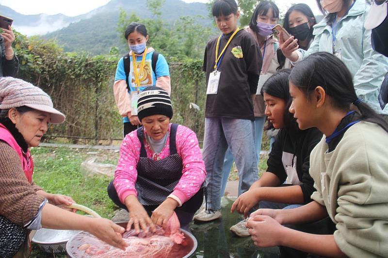 偏鄉部落小學不用打工換宿 用文化體驗換宿 臺東縣武陵國小與新北市國小與高中學生城鄉交流