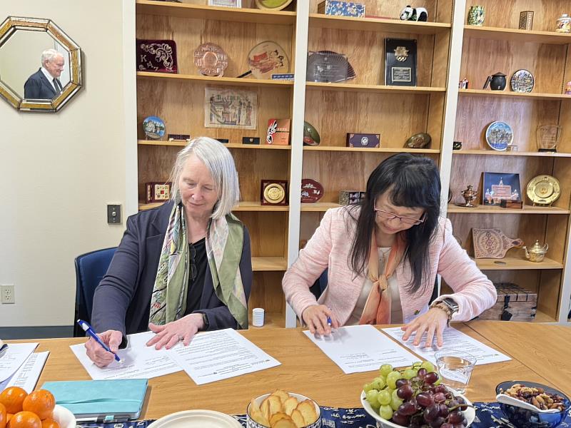 文藻外語大學莊慧玲校長(圖右)與美國明德大學Michelle McCauley執行副校長(圖左)共同簽署合作備忘錄