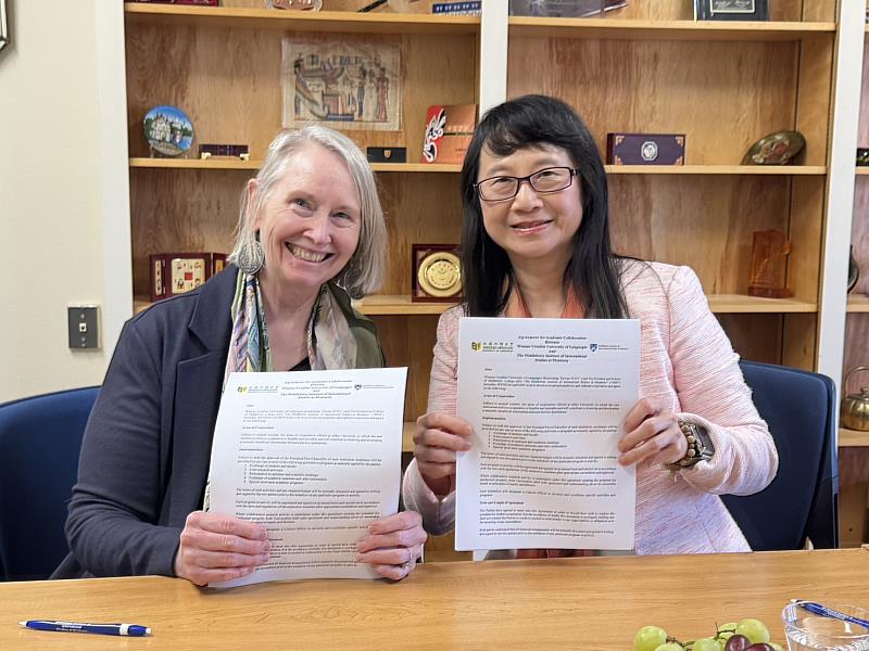 文藻外大莊慧玲校長(圖右)與美國明德大學Michelle McCauley執行副校長(圖左)代表兩校簽署合作備忘錄。