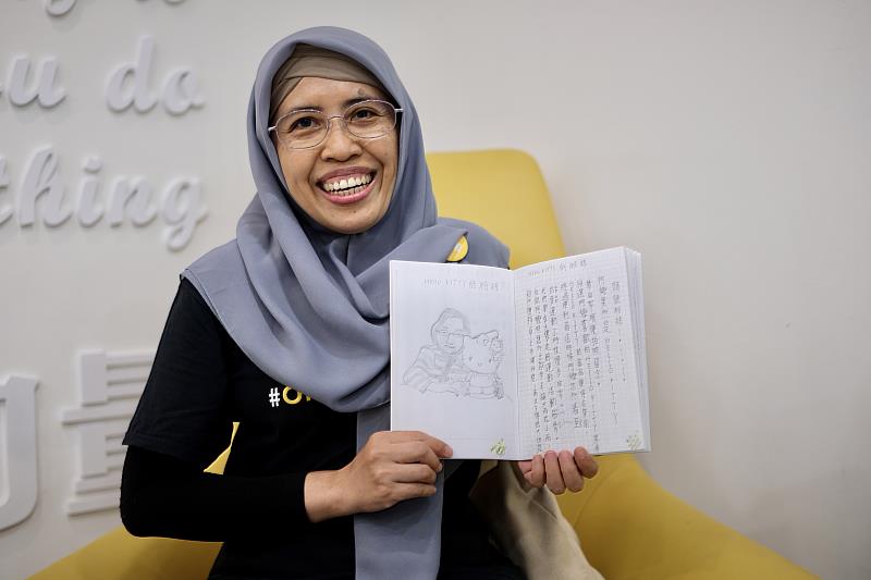 印尼移工 Naida的中文日記簿，繪有多幅疼愛她的奶奶和奶奶喜歡的 Hello Kitty畫像。