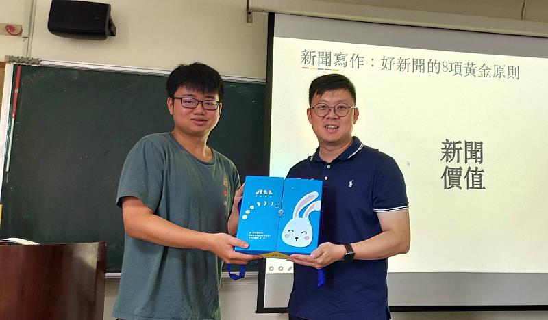 台中市數位治理局局長林谷隆(右)、東海中文系同學(左)