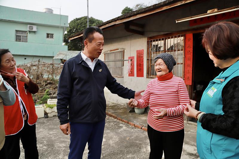 翁章梁春節前關懷獨居長輩 送上溫暖