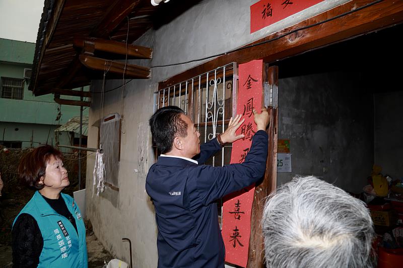 翁章梁春節前關懷獨居長輩 送上溫暖