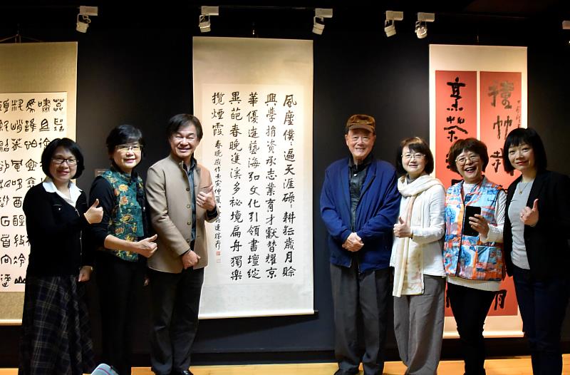 參展書法家在連勝彥大師作品《春晚感作》前留影，左起：陳泱昭、林亮吟、黃智陽、連勝彥、連瑞芬、潘淑梅、徐正嫣。