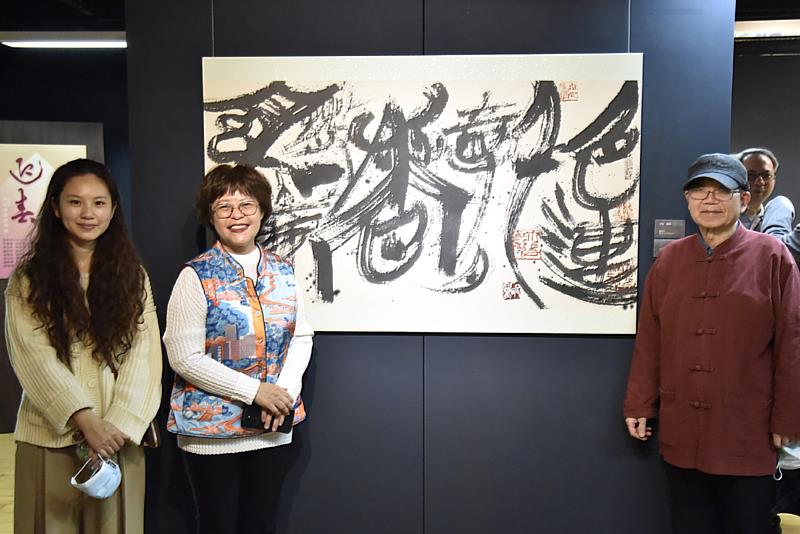 長榮大學書畫藝術系教授施春茂（右）與參展作品《香散一簾風》。