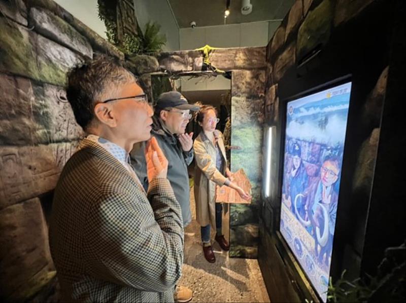 數位發展部數位產業署呂正華署長(左二)與臺南市文化局副局長林韋旭(左一)體驗古生物AI互動留影屋