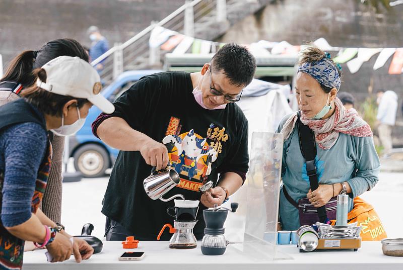 遊客在朝陽社區經營的「朝陽小舖」體驗手沖咖啡