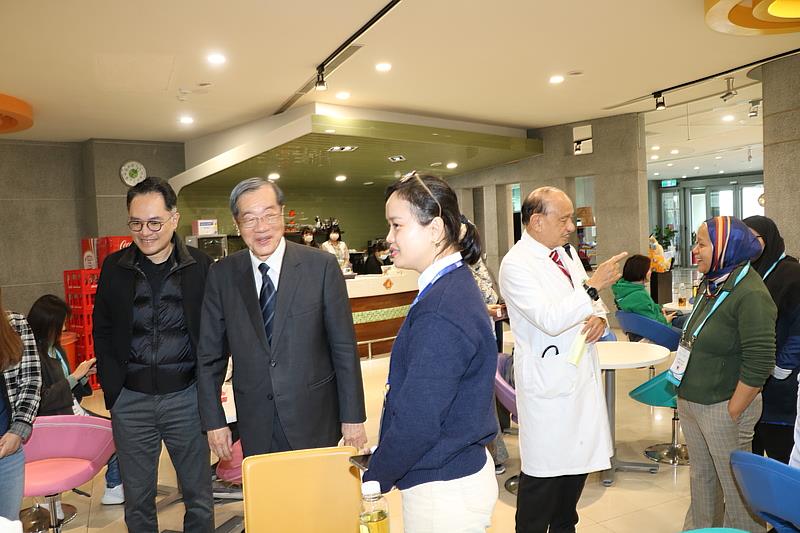 黃榮村院長由黃明和總裁陪同與秀傳亞洲遠距微創手術訓練中心外籍培訓醫師晤談.