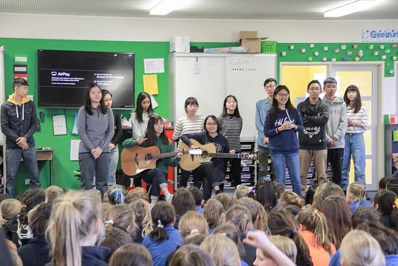 照片5：2019青訪團前往紐西蘭基督城小學介紹客家文化