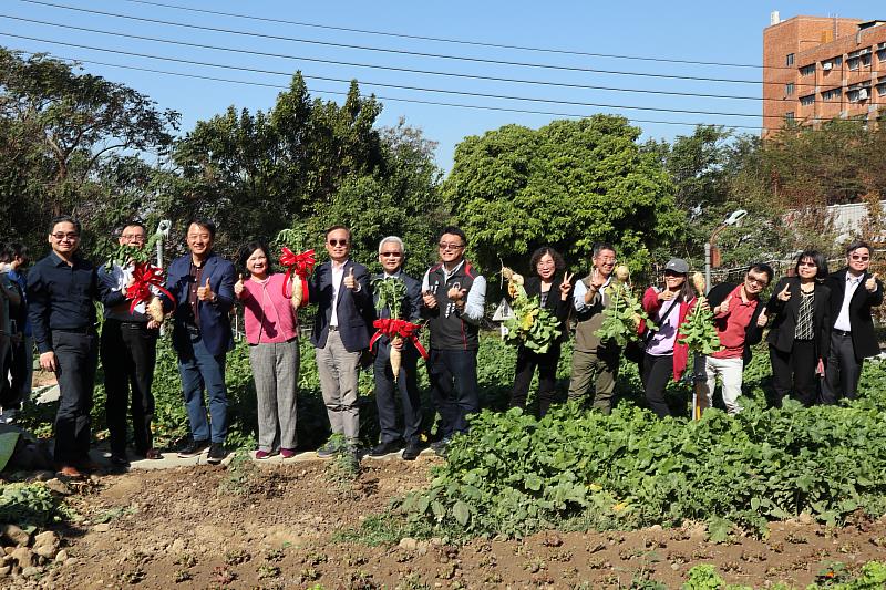 多元生態農園提供教職員生及社區民眾體驗都市農耕