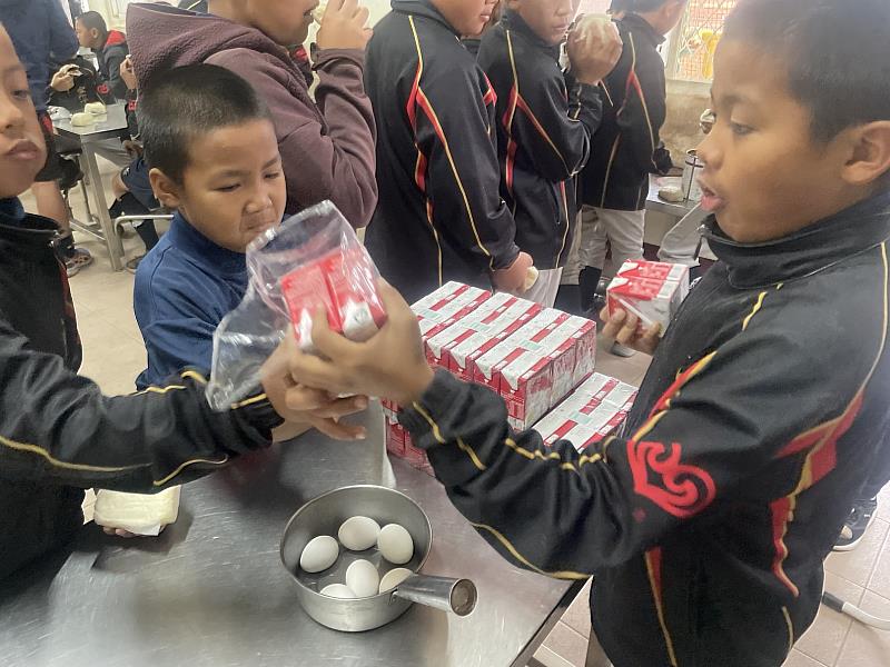 頂新和德文教基金會提供味全保久乳給金潭國小小球員們早餐加菜。（圖/頂新和德文教基金會提供）