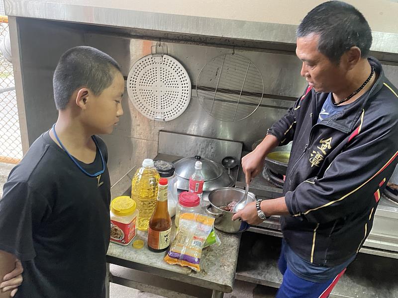 金潭國小棒球隊總教練徐宏根化身大廚，為小球員們準備晚餐。（圖/頂新和德文教基金會提供）